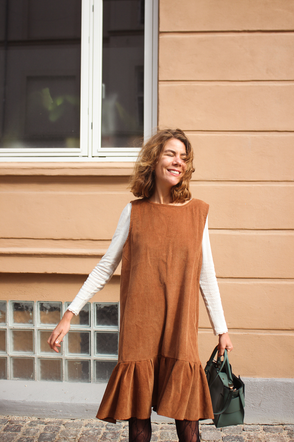 Et efterårsoutfit - iført den fineste brune kjole fra Laohle
